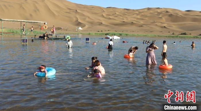 新疆鄯善县出现持续高温天气 局地逾50摄氏度