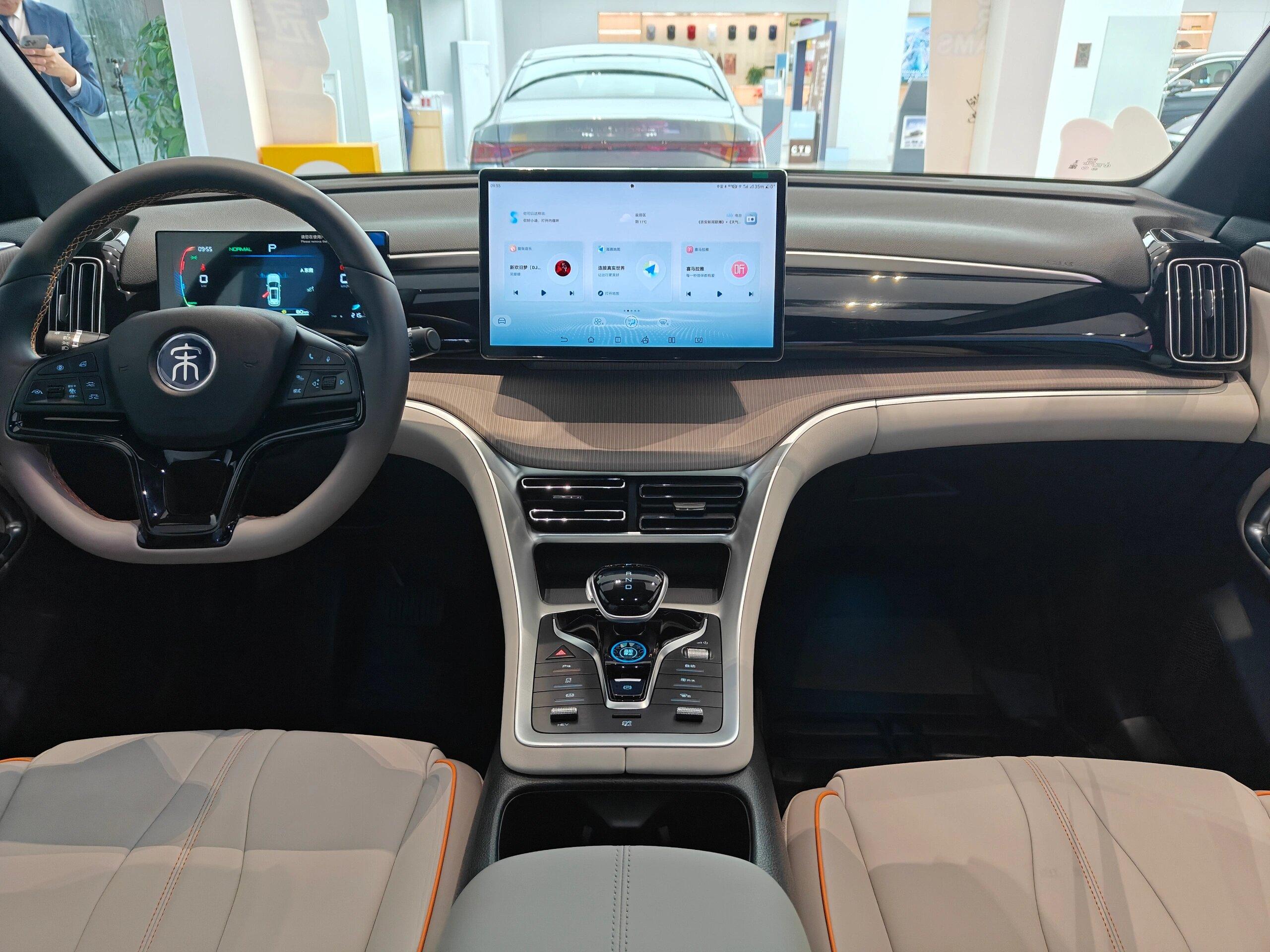 对比老款降价两万,比亚迪宋pro dm-i荣耀版上市