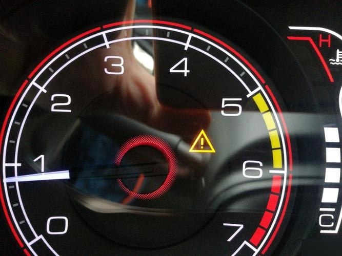 雷克萨斯gs仪表盘正中间有个三角形的黄色叹号!