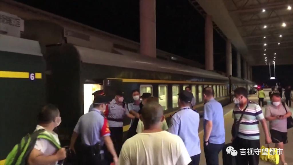 14岁铁岭女孩逃学到漳州见网友,多亏了乘警叔叔