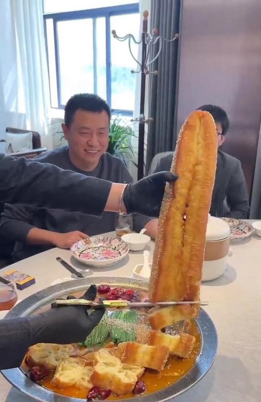 三块钱的油条,愣是剪成了三十块.