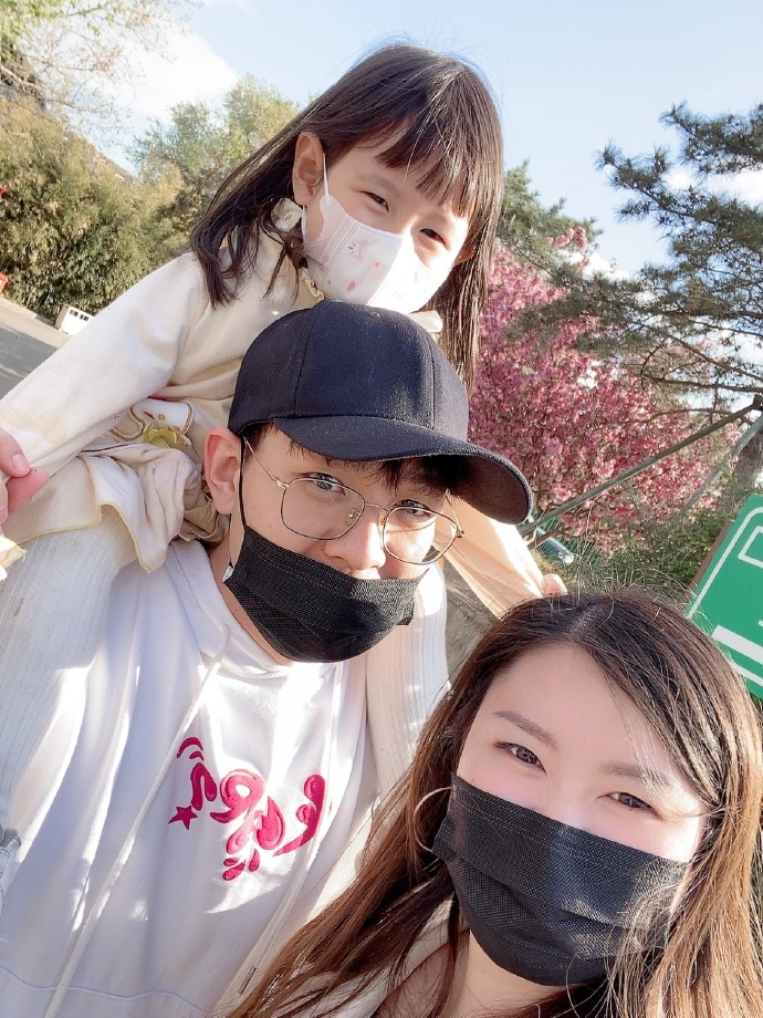 德云社靳鹤岚妻子晒全家福,引发粉丝热议,粉丝:糯糯真是长大了