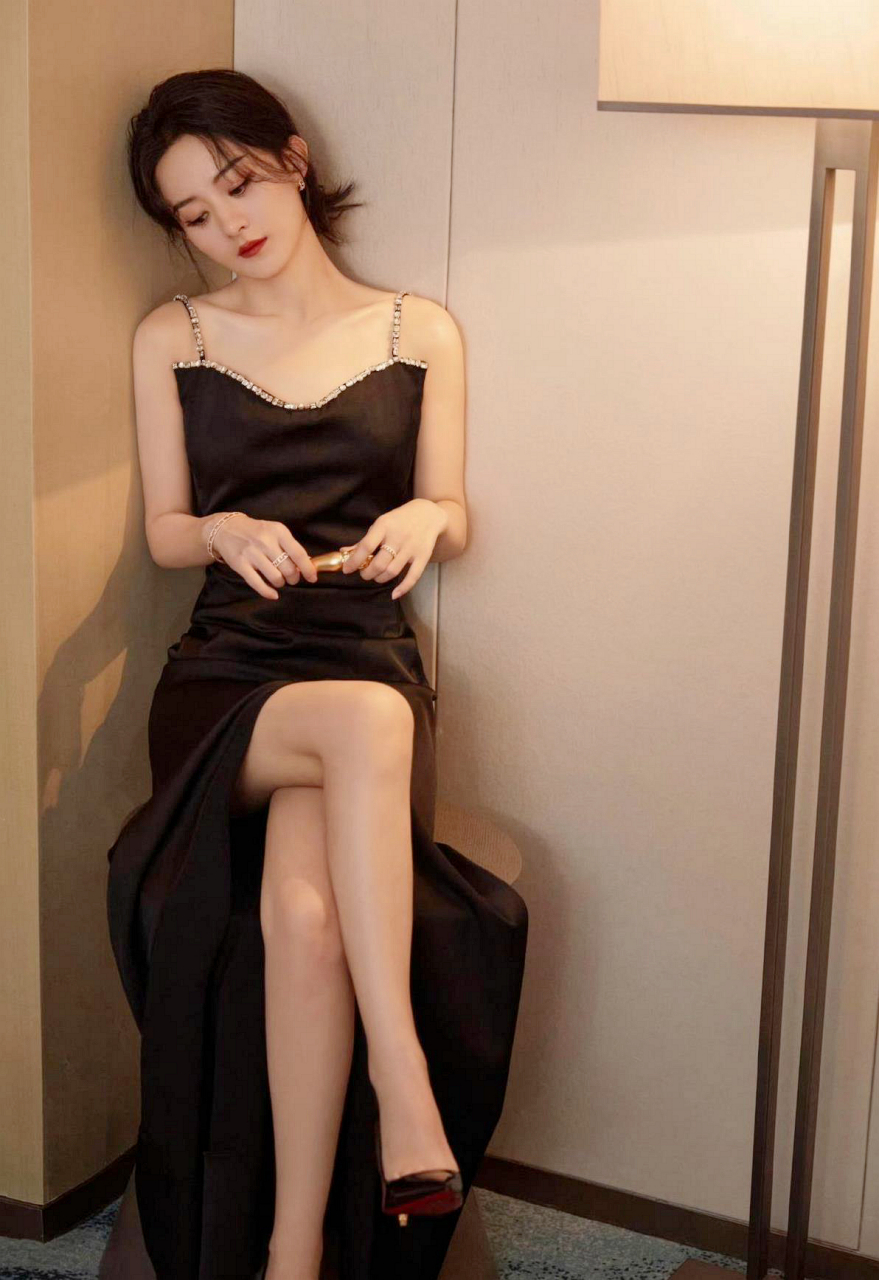 赵丽颖最新写真美腿好身材!
