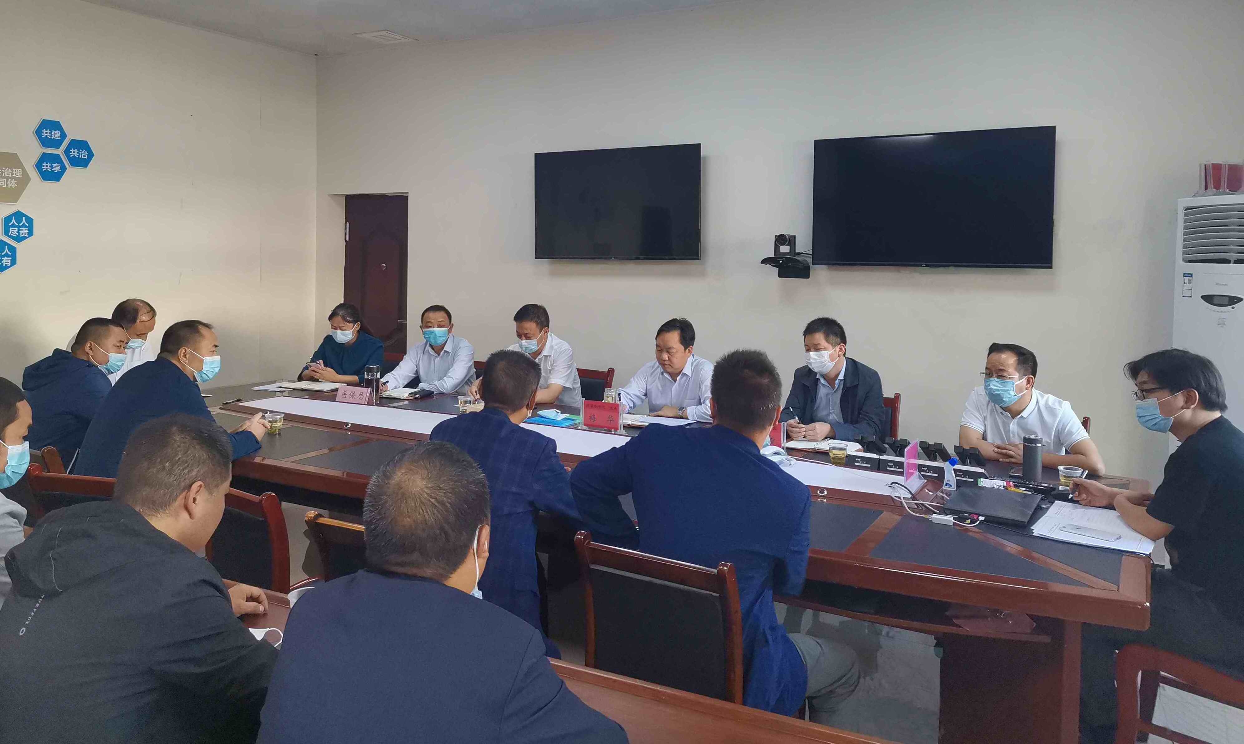 郧阳区委副书记,区长梅华接待来访群众