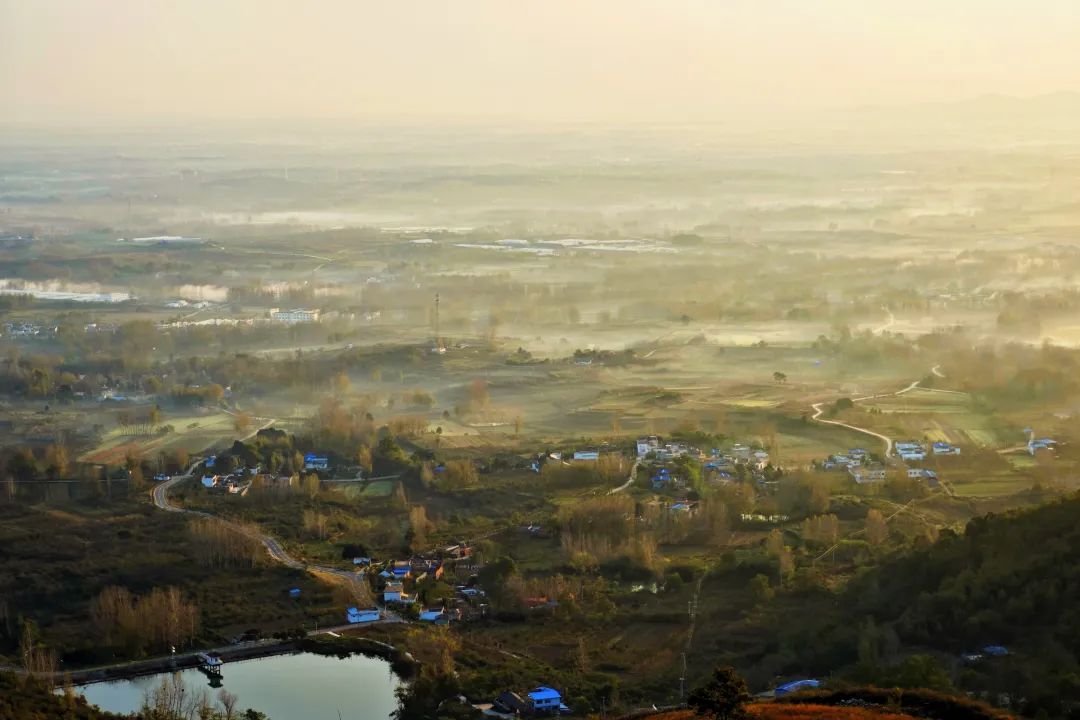 将镇平老庄绘成了一幅丹青画卷.初冬的云雾天气