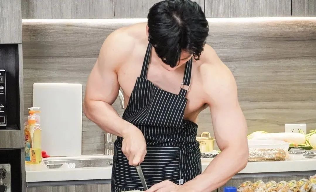 韩国人这也要偷?泡温泉的绝色肌肉小哥是中国的!