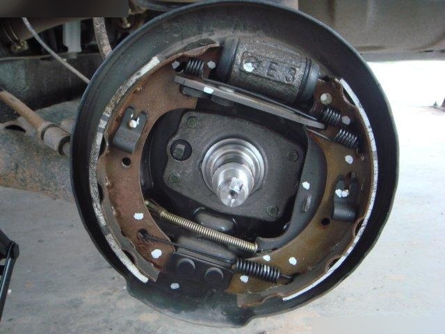 鼓式刹车为什么踩刹车有异响?