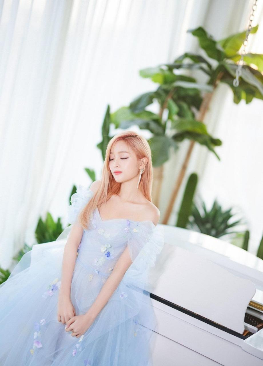 吴宣仪新歌北卡蓝花仙子造型