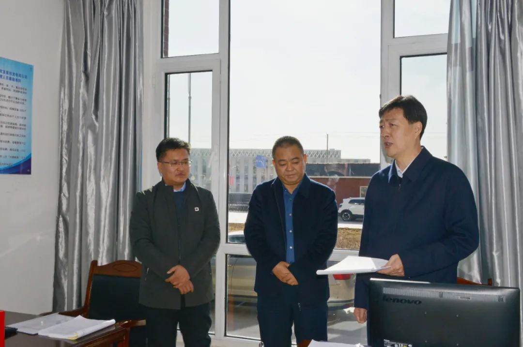 李东新看望慰问春节值班人员并检查工作