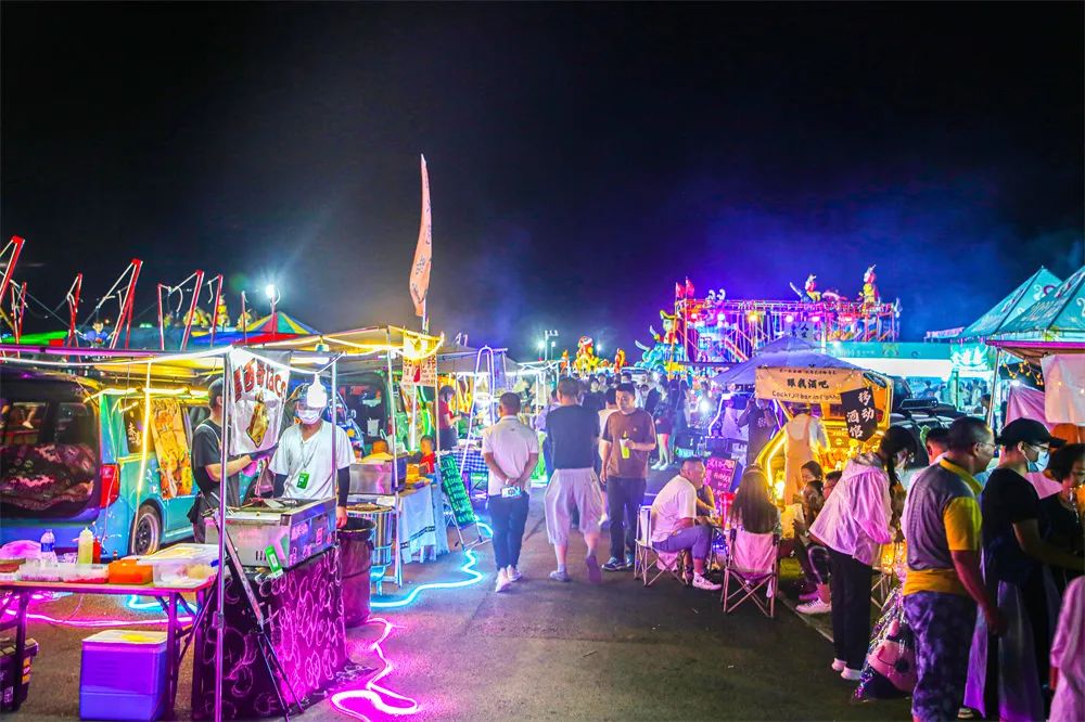 美食街区,后备箱集市,烟花秀,盛夏泼水节等活动,集传统文化,现代时尚