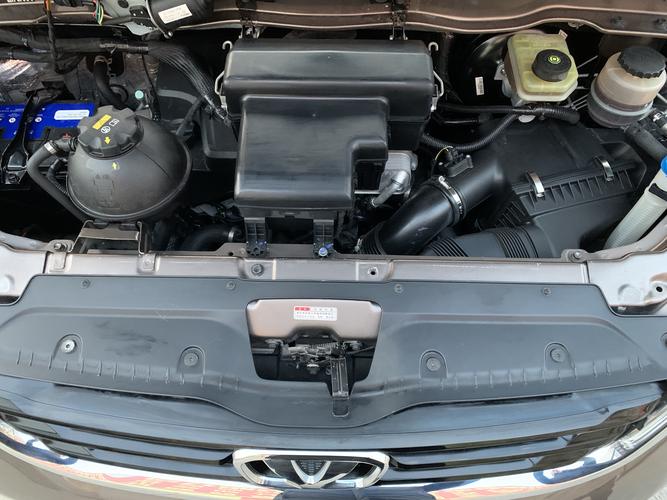 华晨华颂7油箱在哪边?