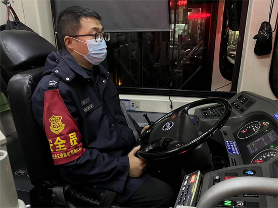 耐心等一等,主动帮一帮,杭州公交司机的小举动暖了人心