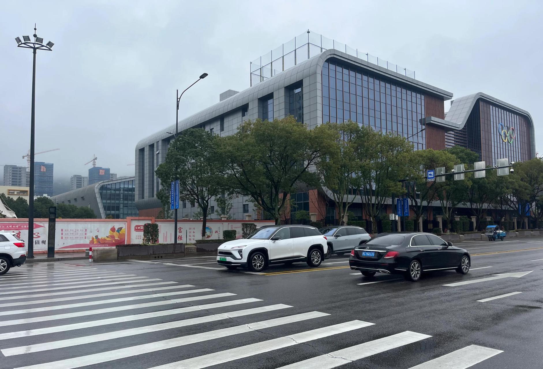 瑞安市体育中心位于瑞安市瑞湖路156号,于1997年10月1日投入使用,有