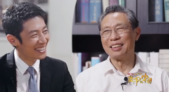 被催睡觉就讨价还价,钟南山一提妻子就笑了