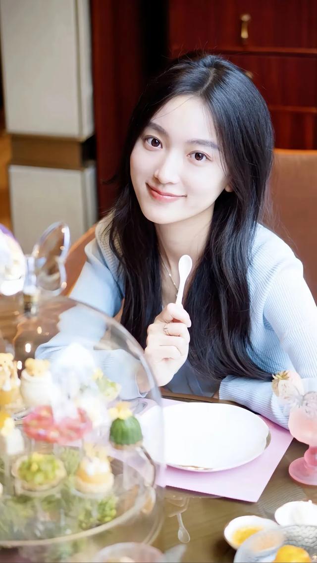 清华大学校花级美女白飞飞