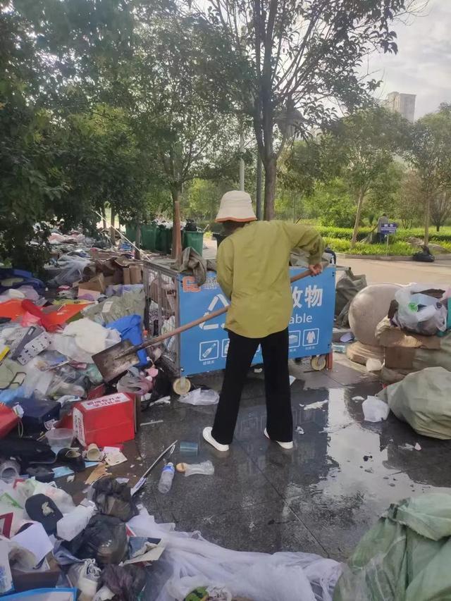 赠宏泰物业主管朱玉萍大姐