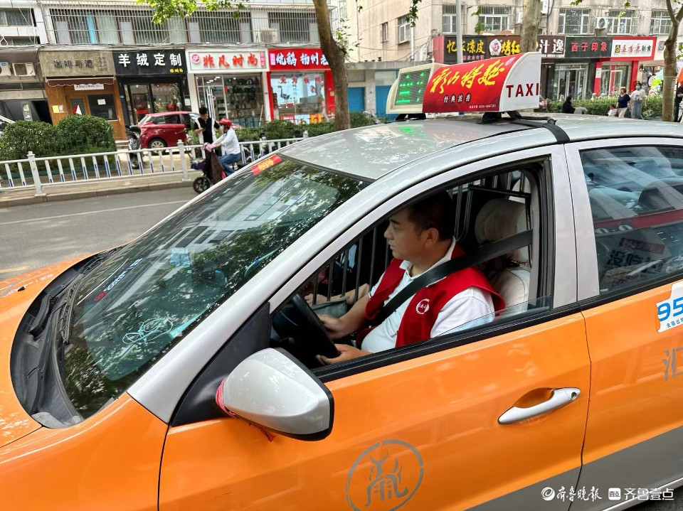 泰安汇元出租车司机,穿上"志愿红"免费送考19年
