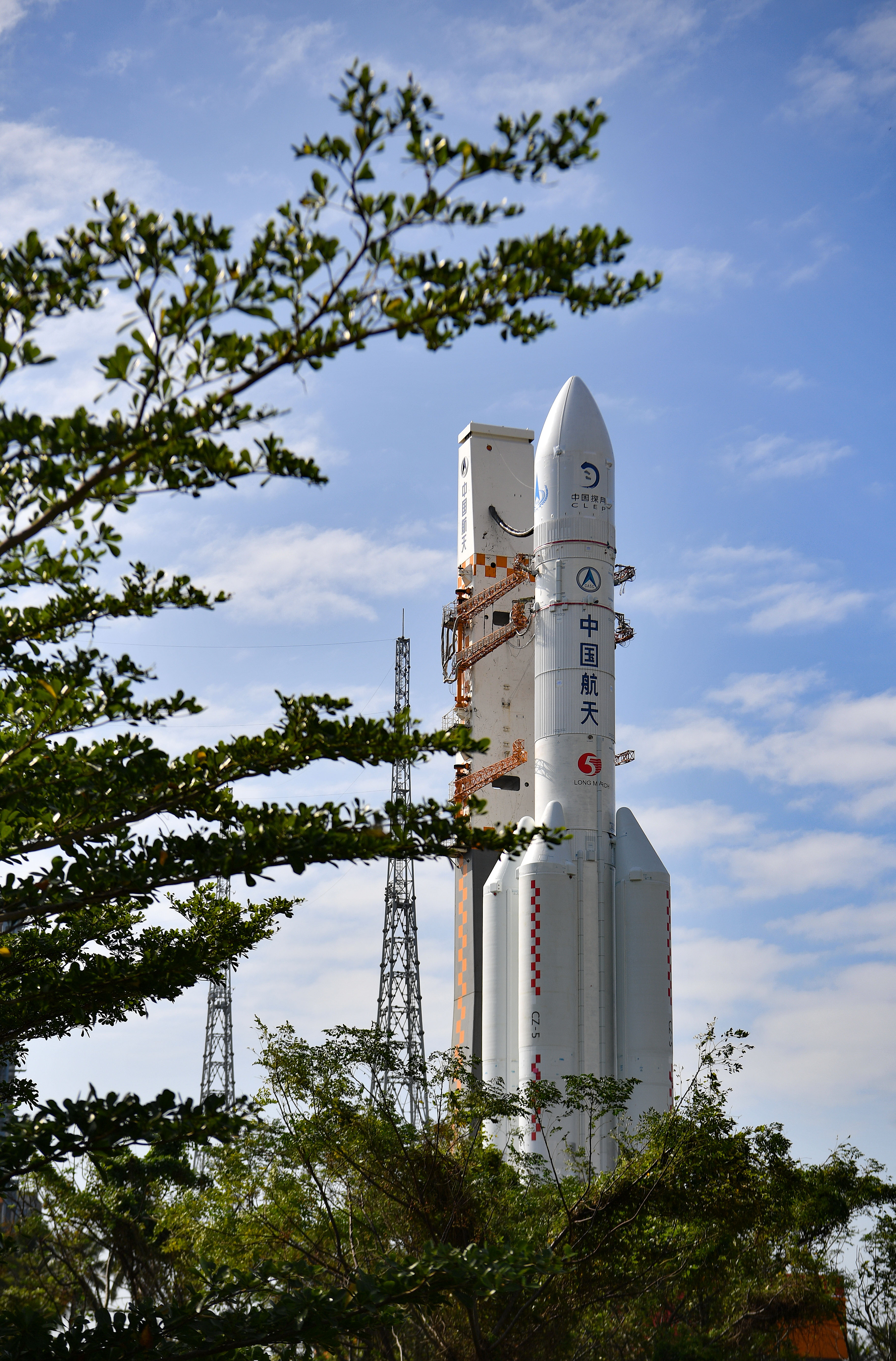 长征五号遥五运载火箭垂直转运至发射区 计划11月下旬择机发射嫦娥