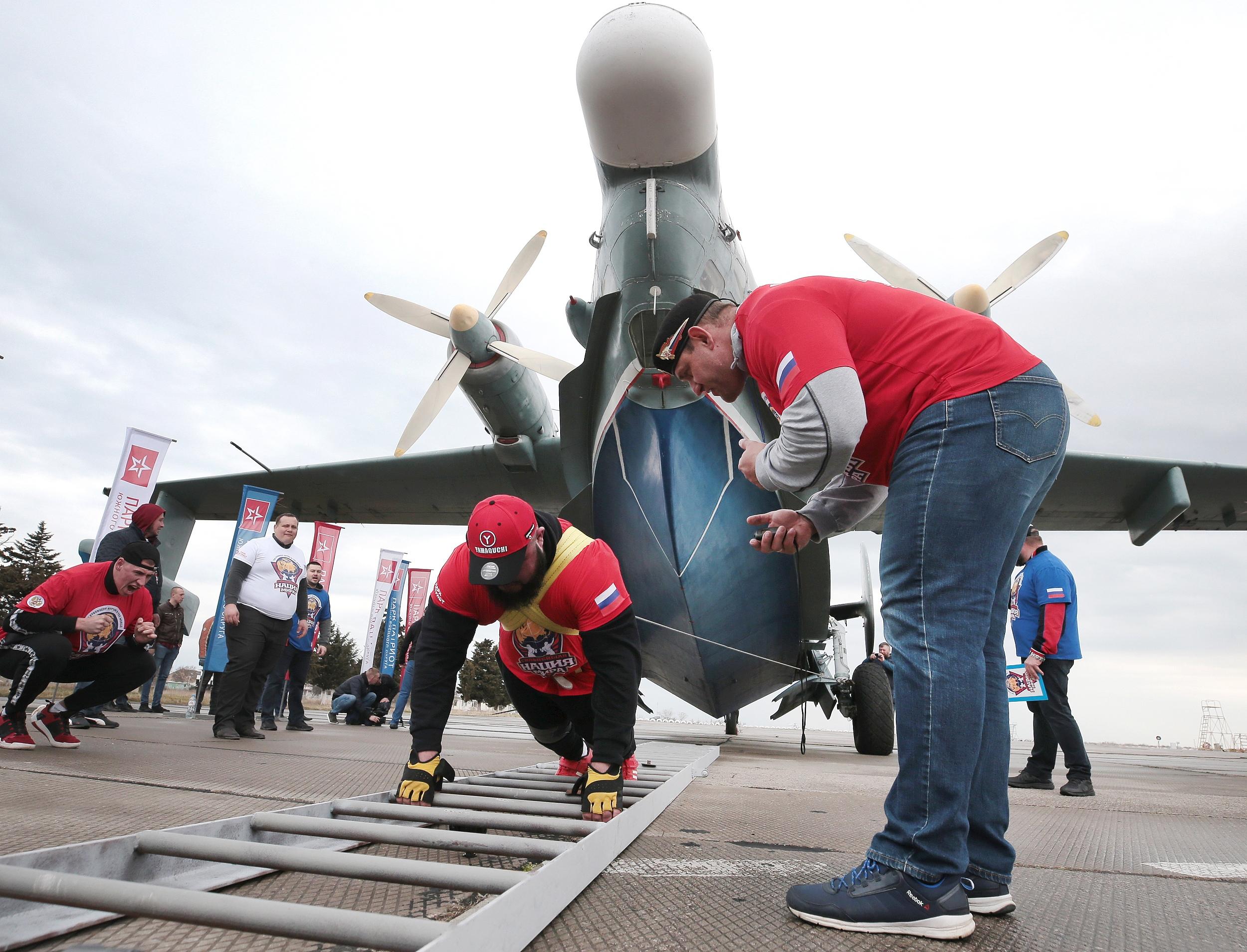 俄罗斯大力士拖动31.5吨飞机