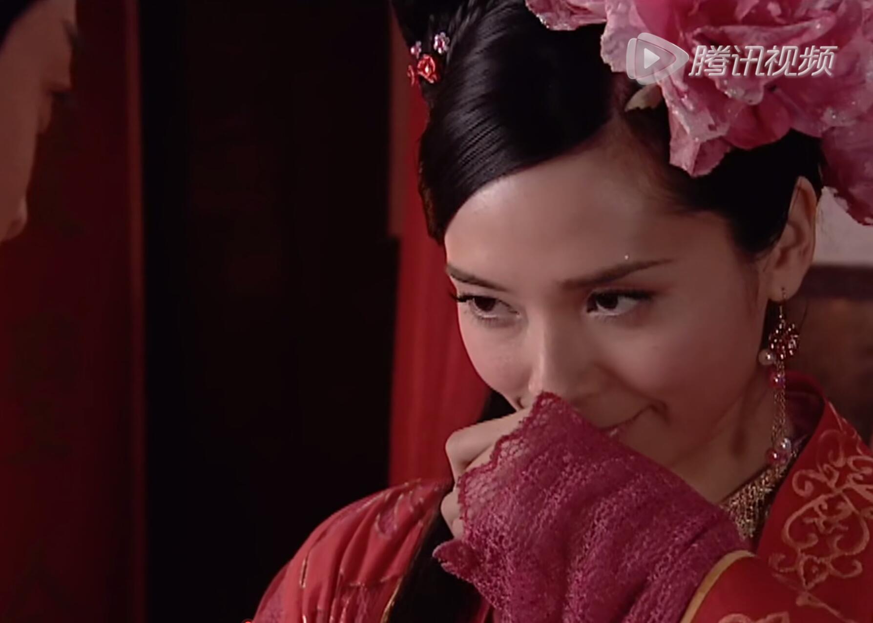 欣赏一下八仙全传中白牡丹的造型:头戴牡丹花,肩上绑一沐浴球