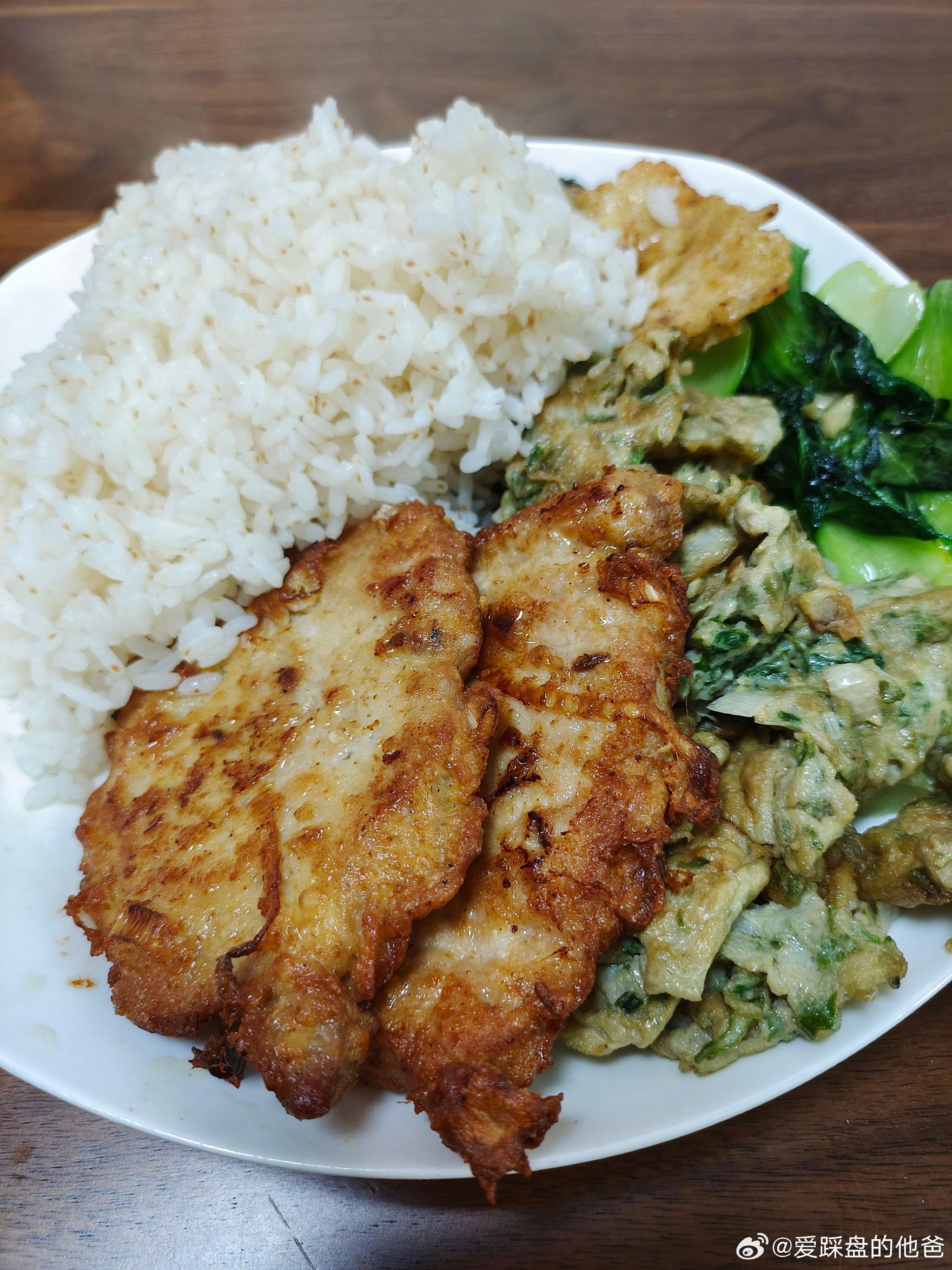 香煎猪扒,香椿炒蛋,蒜蓉菜心,营养搭配还可以吧?