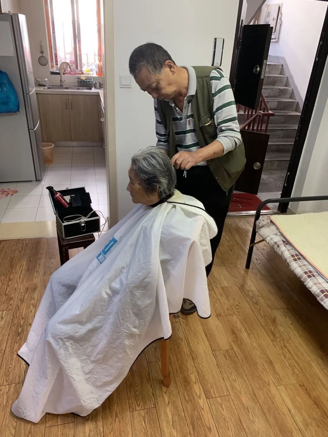 从露天摆摊到团队作战70岁退役老兵拿了27年推剪