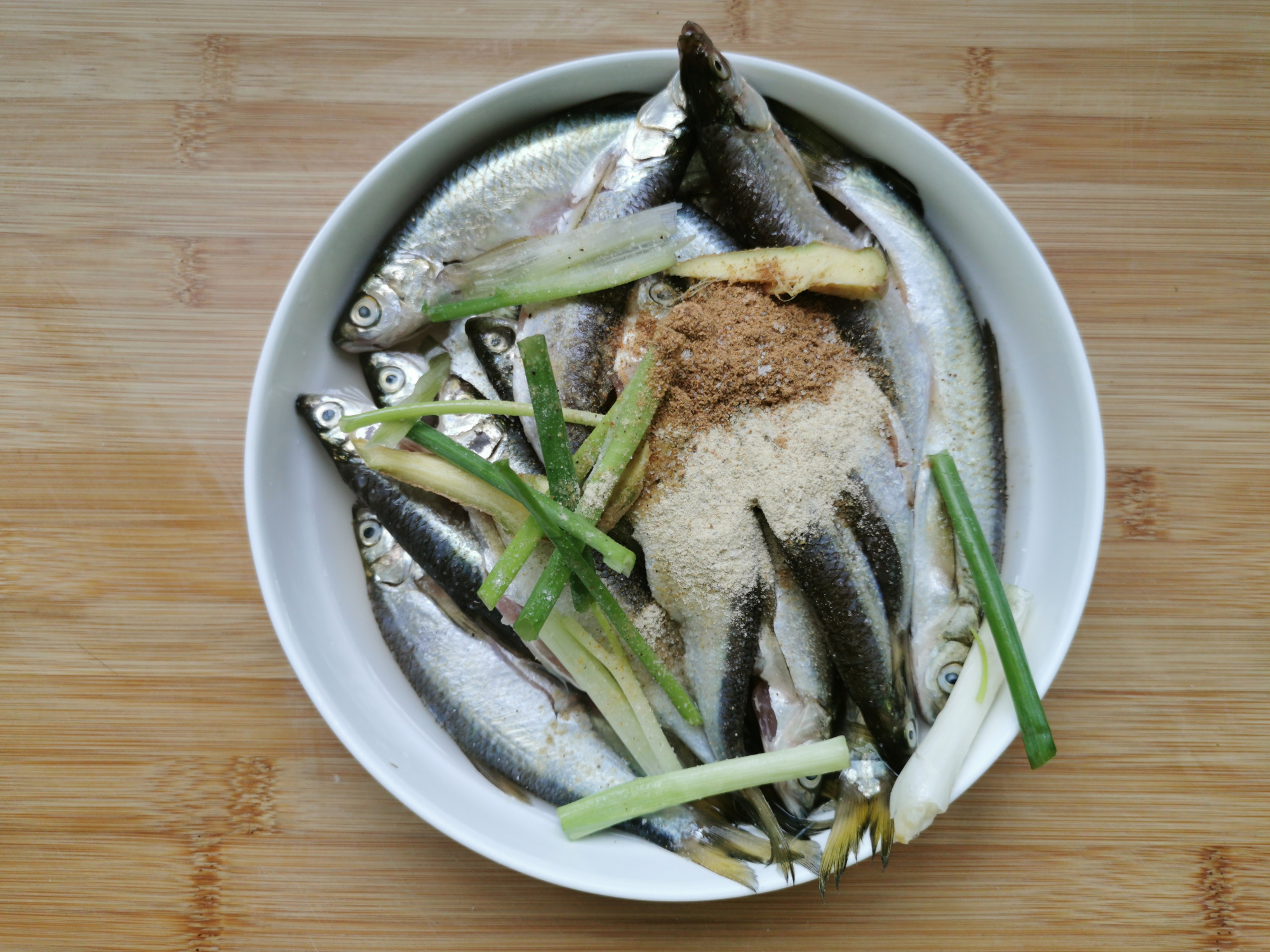 白條魚怎麼做好吃?分享農村家常做法,焦香酥脆,連刺都能吃