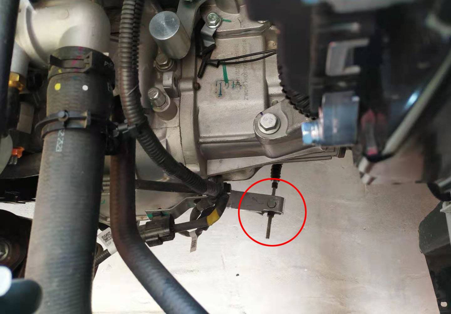 五菱宏光,离合太重了,怎么调轻?