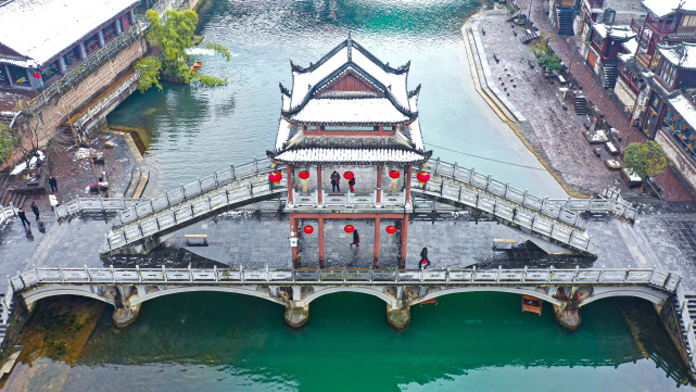 凤凰古城:除夕迎瑞雪