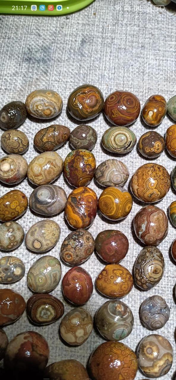 内蒙古大山里发现的美石眼睛石纯天然俏色颜色丰富多彩