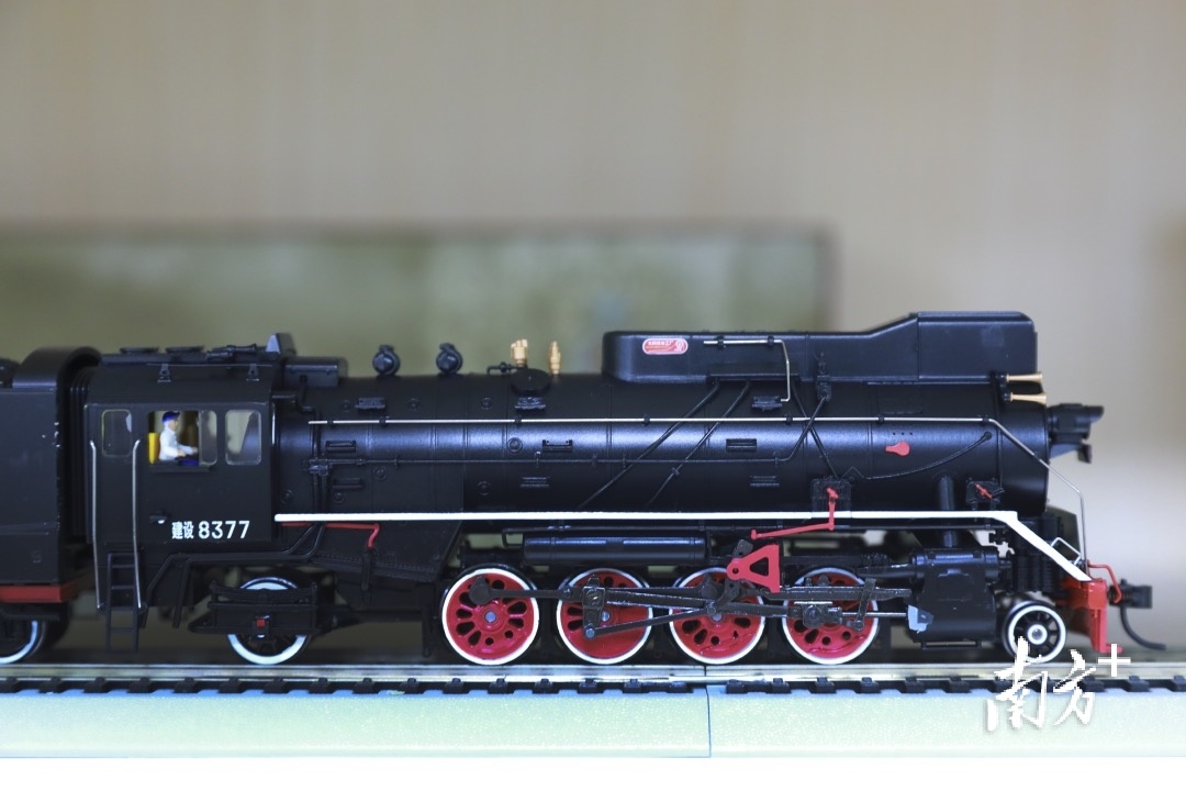 美剧《生活大爆炸》谢尔顿玩的火车模型,东莞制造!