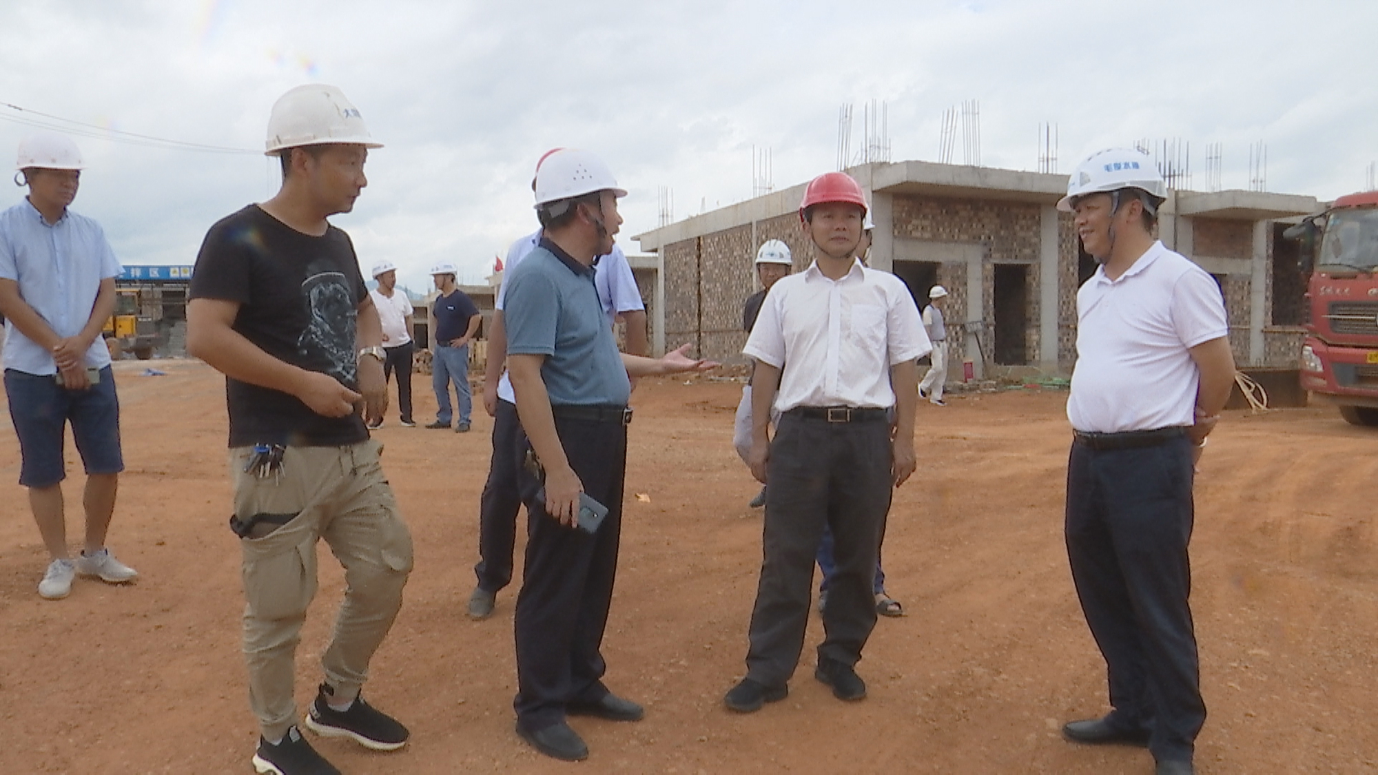 秦志军:加快项目建设进度 让搬迁群众早日入住新房