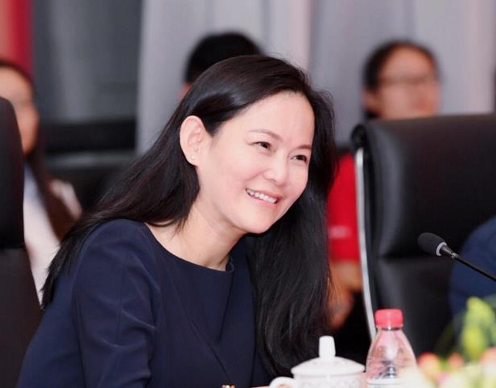 一次采访中,刘强东说:"我老婆是清华校花.