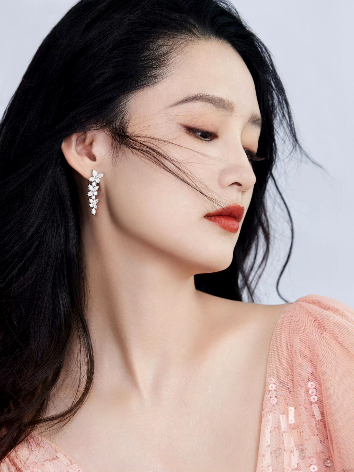 李沁卷发纱裙舞台造型大片:精致甜美,浪漫迷人