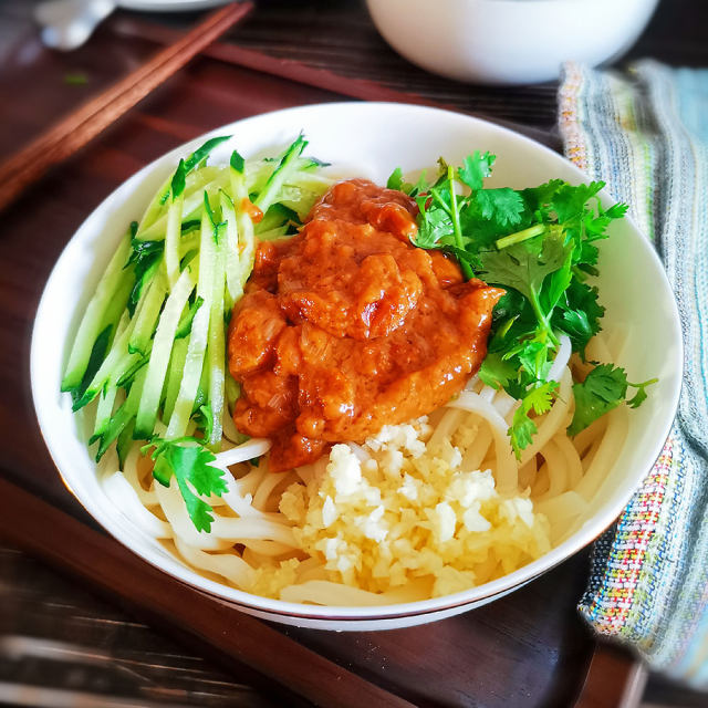 炸醬麵,香濃的肉醬,再加上愛吃的小配菜,真的爽啊!