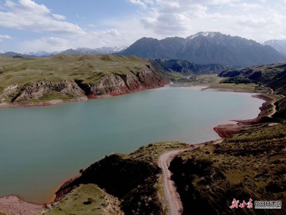 民乐瓦房城水库碧波荡漾映祁连