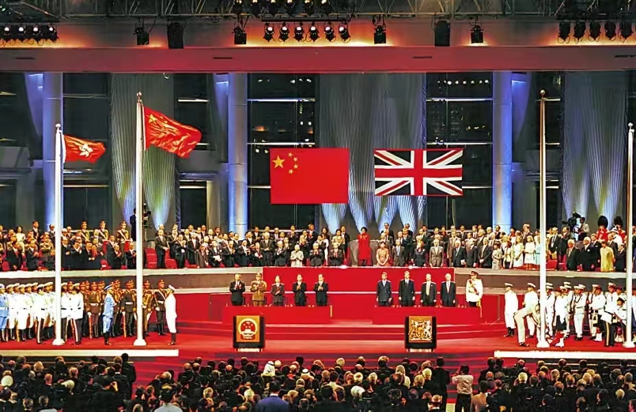 在香港交接仪式上,负责交接的中国军人是靠"运气"被选上?