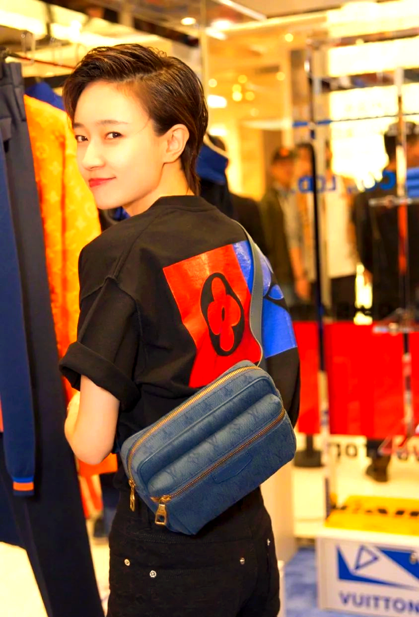 同样,走帅气路线的女生,例如焦俊艳,也非常适合尝试这种短发造型