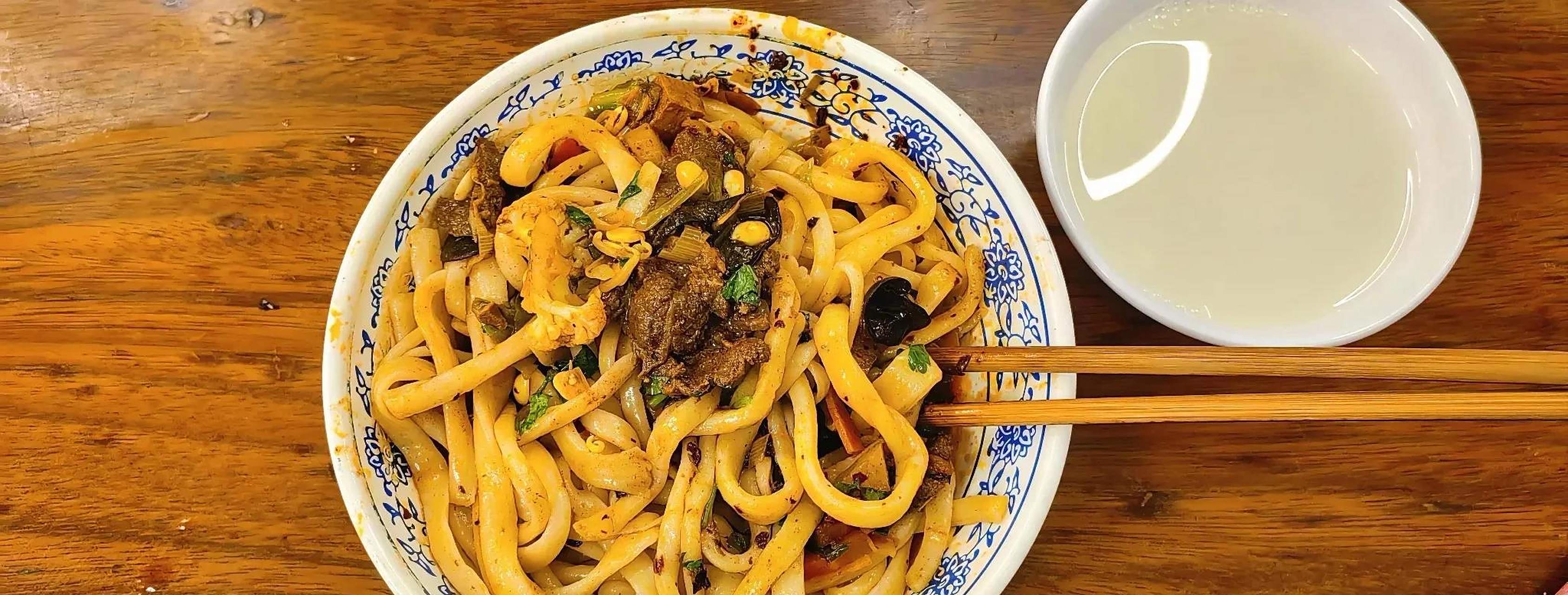 【柳巷面～一条巷子成了古城西安的一个名气面馆】 今天进城路过