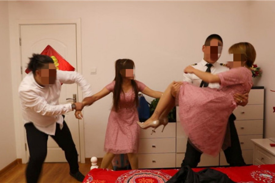 案例:16岁伴娘因太漂亮,被伴郎扒衣到崩溃,"闹伴娘"有多可怕