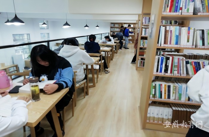 正当读书时 蚌埠学院应用技术学院新图书馆开放服务