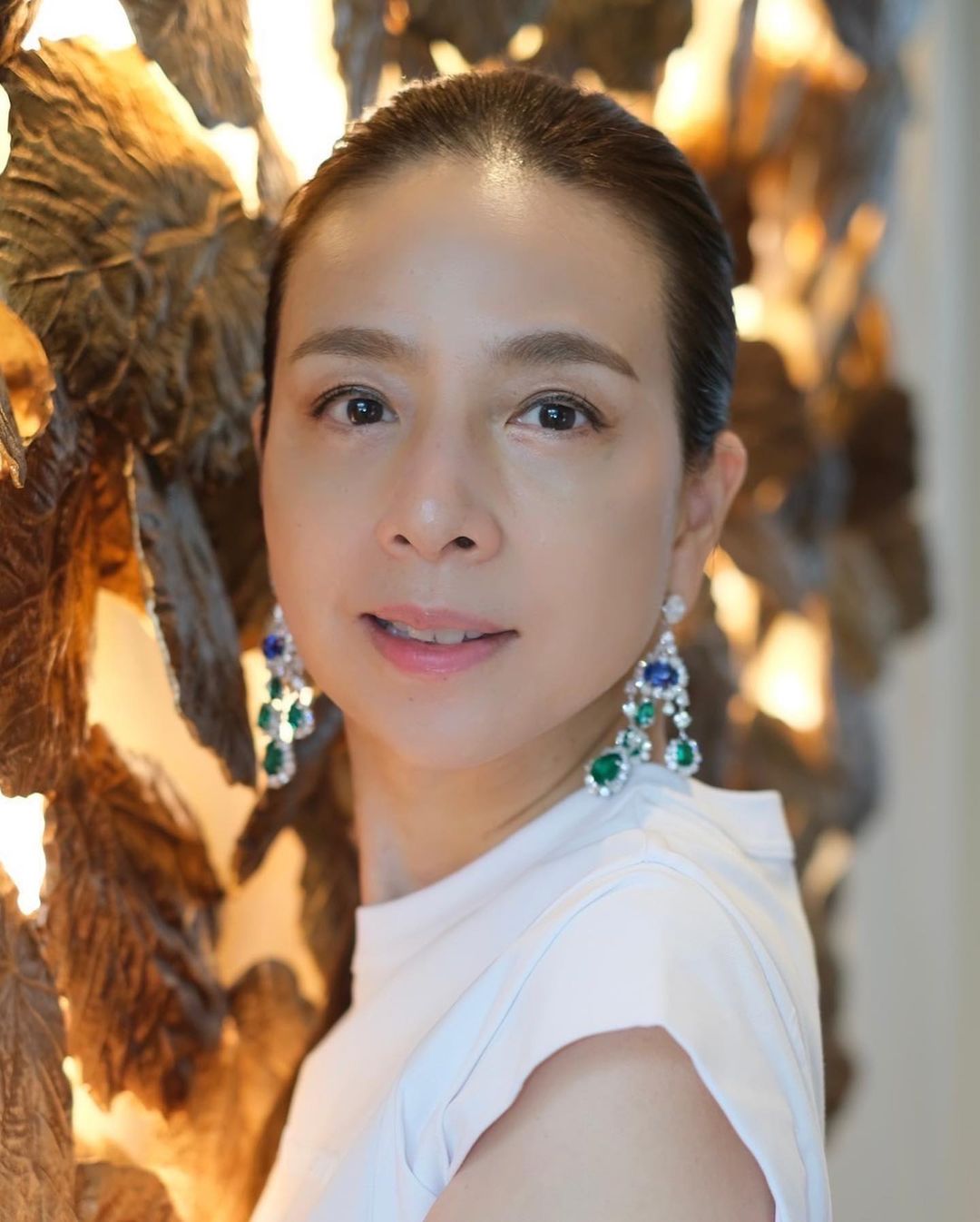 泰国华裔富婆伍伦盼,穿露脐装庆56岁生日,爱马仕手袋随意放地上