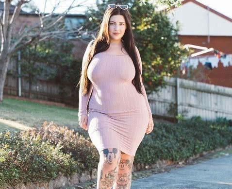 体重超标身材高挑,法国美女转型大码模特,尽显完美身材