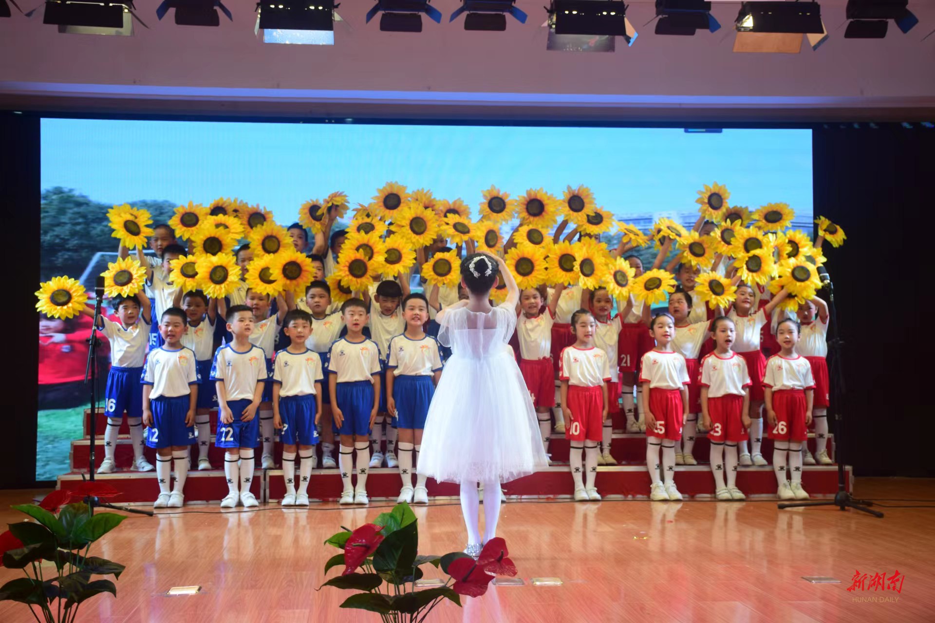马王堆小学:学生变身小小歌唱家,最美歌声献给党
