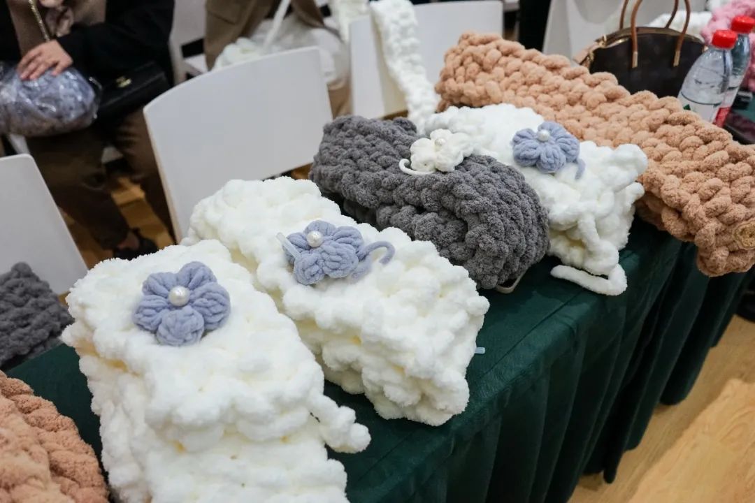 旌阳女性课堂开展"巧手织围巾"手工编织体验活动