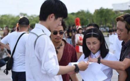 泰国滤镜才是"照妖镜"?看到张子枫生图中的腿型,我以为眼花了