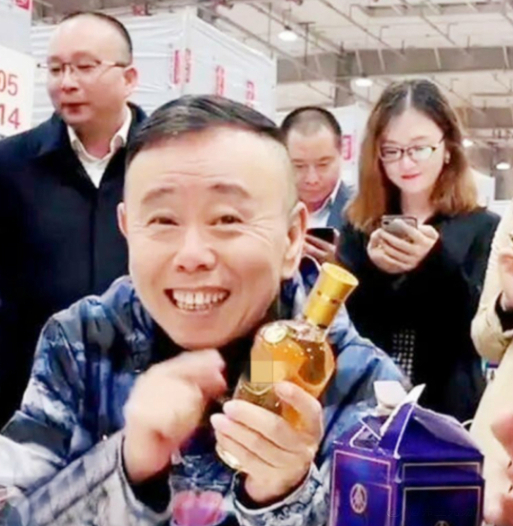 对此谢孟伟解释称在出了梗之后自己再次卖酒,网友戏称嘎子又不听潘叔