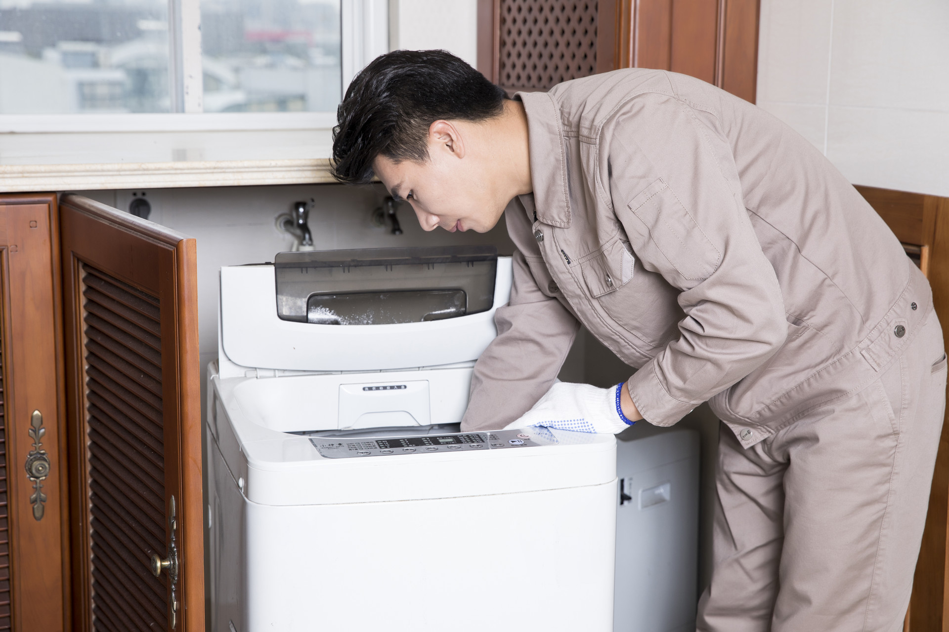 吃惊!男人抢女人职业,某保洁千人团队,男家政占62%!