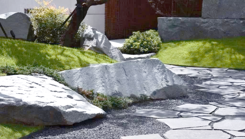 现代美学理念中的点,线,面相融合,能够进一步凸显园林景观中石景设计