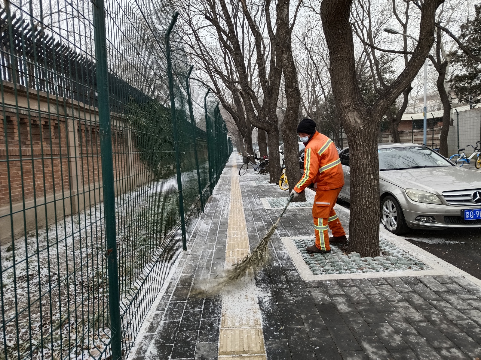 朝阳环卫提前作业 全力保障市民雪天出行